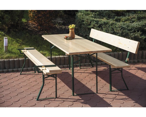 Träpartytält med bord och bänkar utomhus