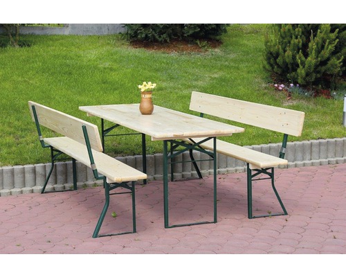 Öltältset med träbord och två bänkar i trädgården.