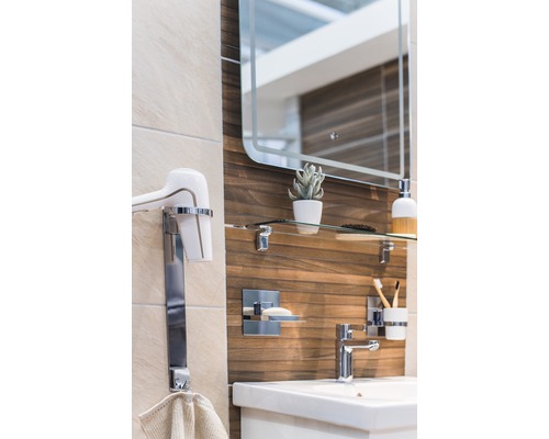 Badrum med handfat, spegel och tillbehör