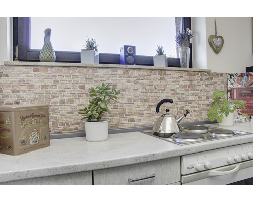 Köksscen med tegelvägg, spishäll, tekanna och dekoration