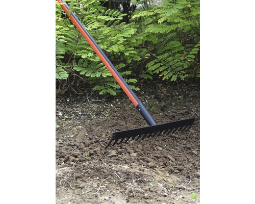 Trädgårdsräfsa för att jämna ut marken