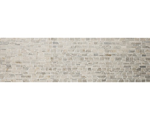 Vägg av naturstensmosaik