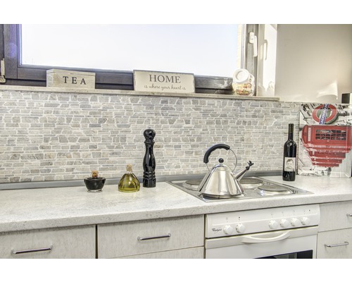 Köksscen med köksutrustning och dekoration