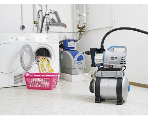 Hydrofor i tvättstugan bredvid tvättmaskin och vattenmjukgörare