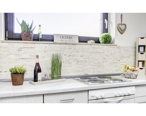 Köksscen med mosaikplattor, dekorationer, spishäll och ugn