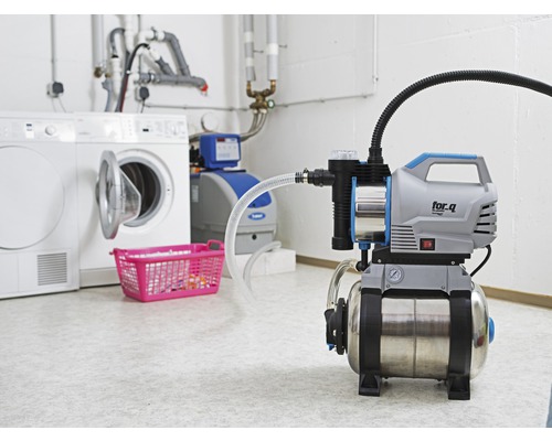 Hydrofor i drift i en ljus källare med tvättmaskin och torktumlare