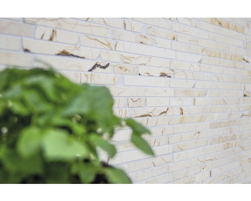 Väggdekoration med beigebruna remsor