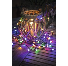 Dekoration med trälykta, ljus och ljusslinga på träbord