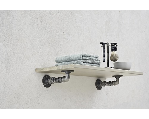 Vägghylla med handdukar och rakartiklar