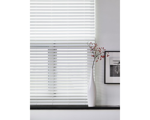 Persienn på fönster med dekoration