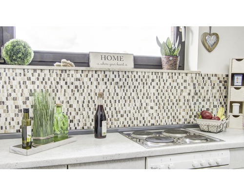 Köksscen med mosaikplattor, dekorationer och köksredskap på en bänkskiva