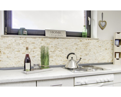 Köksscen med naturstensbeklädnad, spis och dekorationer