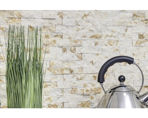 Dekorativ stenmur med prydnadsgräs och vattenkokare i rostfritt stål