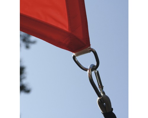 Detaljvy av ett solsegel med fästmaterial