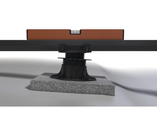 Bild av ett nivelleringssystem för trädäcksbrädor med vattenpass för korrekt inriktning