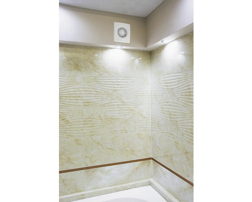 Badrum med väggkakel, badkar och fläkt