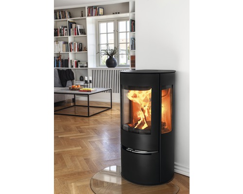 Vardagsrum med kamin, bokhylla och soffa