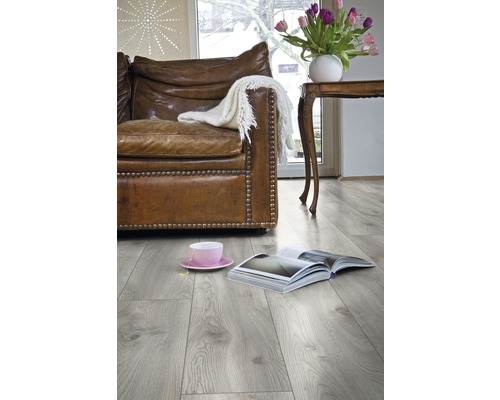 Vardagsrum med laminatgolv, soffa, bord och dekoration