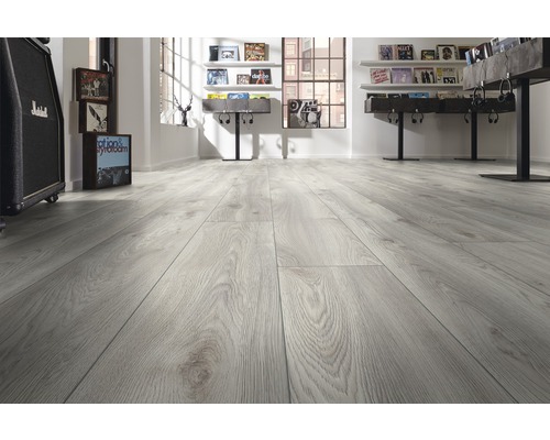 Ljust laminatgolv i ett modernt inrett rum med en samling vinylskivor