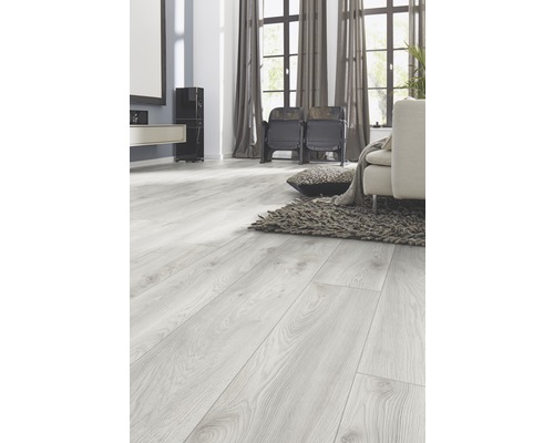 Ljust vardagsrum med laminatgolv, soffa och fönster