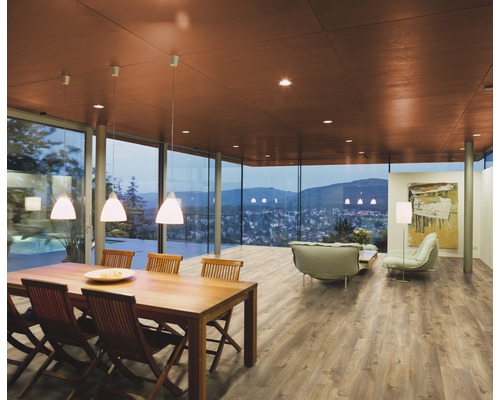 Ljust rum med matbord, sittgrupp och stora fönsterpartier