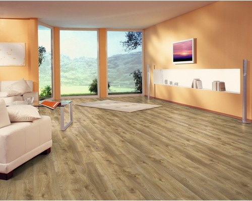 Vardagsrum med laminatgolv, soffa och fönsterparti