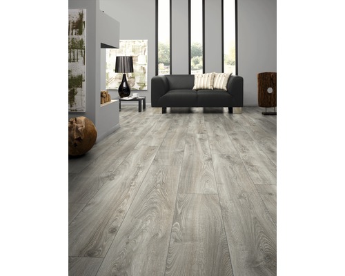 Ljust rum med laminatgolv i trälook, soffa och dekoration