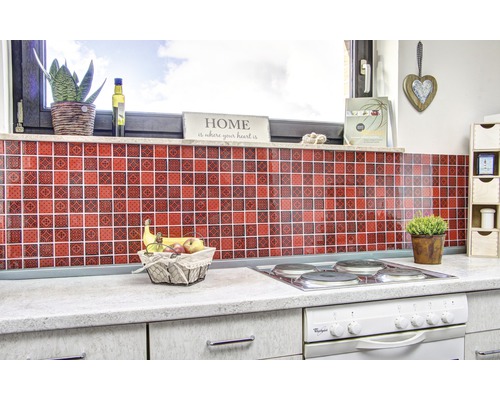 Köksscen med kakel, spis och dekorationer.