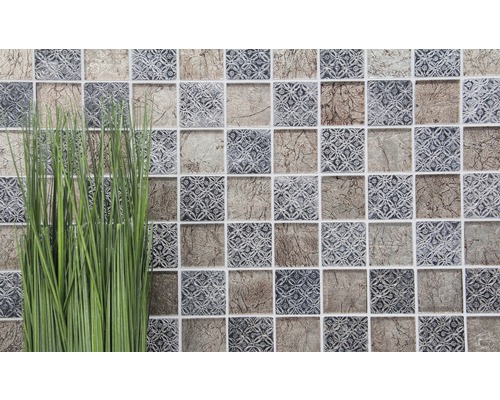 Fyrkantiga mosaikplattor med mönster och konstgräs