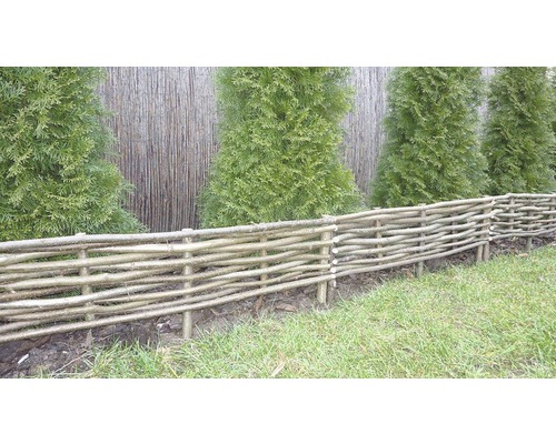 Flätat trästaket i trädgården