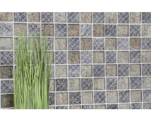 Fyrkantiga mosaikplattor med mönster och växter