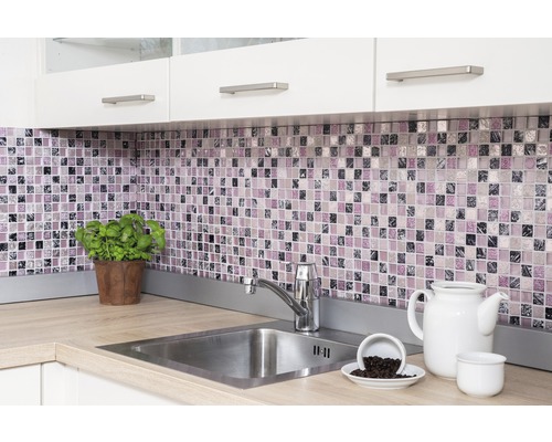 Köksscen med mosaikplattor, diskho och köksredskap