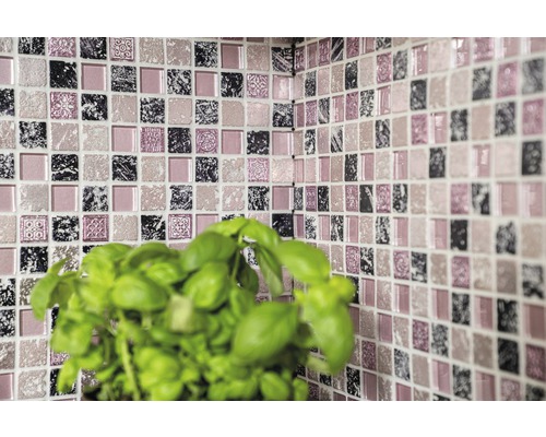 Väggplattor i mosaik med fyrkantiga bitar