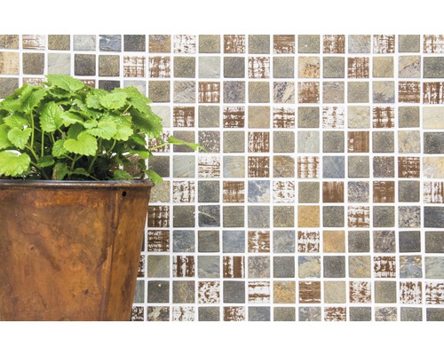 Mosaikvägg med krukväxt