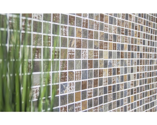 Mosaikplattor på en vägg med dekorativa element