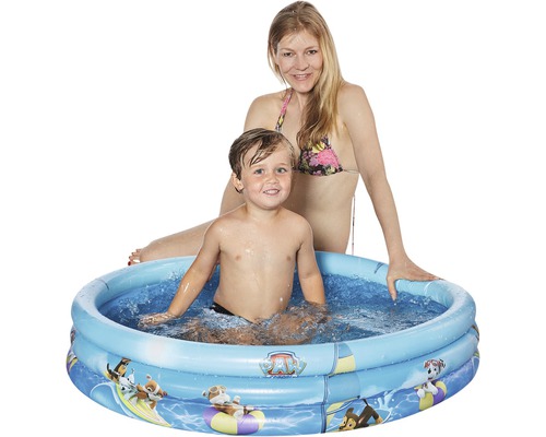Uppblåsbar barnpool med mamma och barn i vattnet.