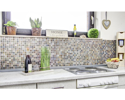 Köksscen med mosaikplattor, spishäll och dekorativa element