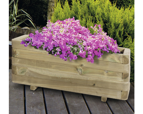 Blomlåda i trä med blommor på en träterrass i trädgården.