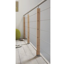 Räcke med trästolpar och rostfria vajrar