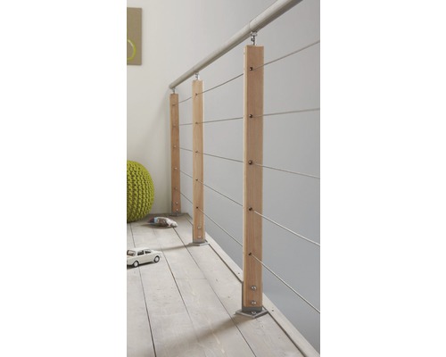 Räcke med trästolpar och rostfria vajrar