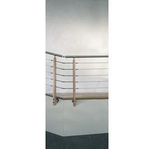 Räcke med rostfria vajrar och trästolpar