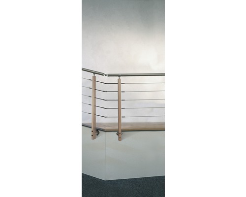 Räcke med rostfria vajrar och trästolpar