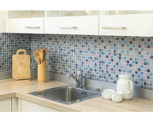 Köksscen med diskho, mosaikplattor och köksredskap