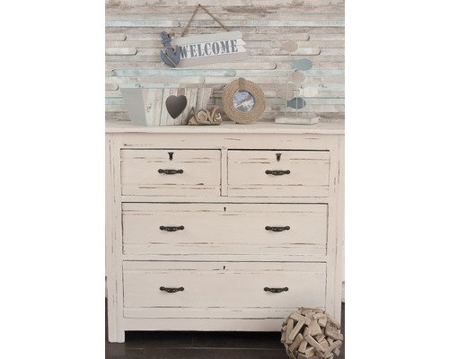 Byrå med fyra lådor och dekoration i maritim stil