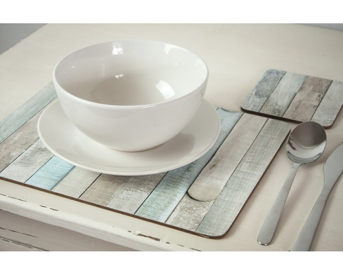 Dukat bord med tallrik, skål, bestick och bordstabletter i trädesign