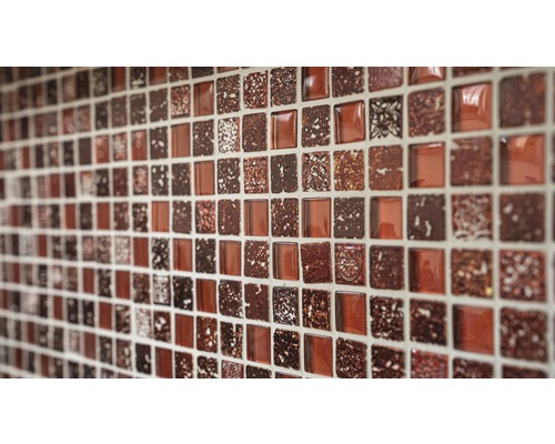 Mosaikplattor av glas och keramik