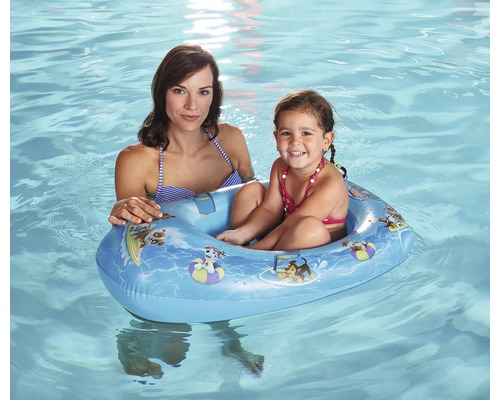 Kvinna och barn i poolen med uppblåsbar badbåt