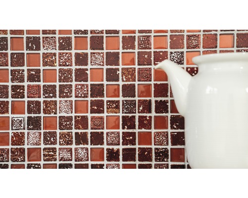 Mosaikplatta med kvadratiska element och vit tekanna