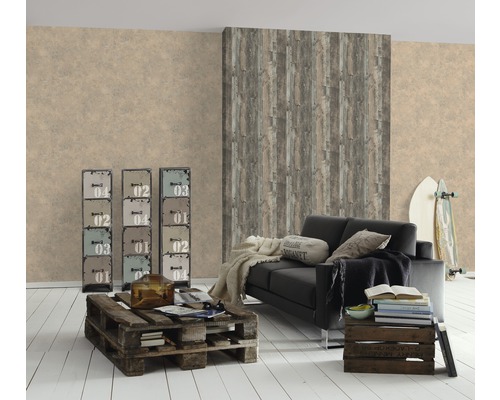 Vardagsrum med soffa, träbord, hylla och två surfbrädor