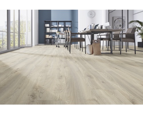 Ljust, modernt kontor med laminatgolv i träutseende, skrivbord och hyllor